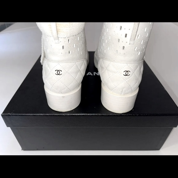 AUTHENTIC CHANEL 17S PERFORATED SUEDE WHITE SHORT BOOT $1125 42EU/12US - Picture 7 of 11